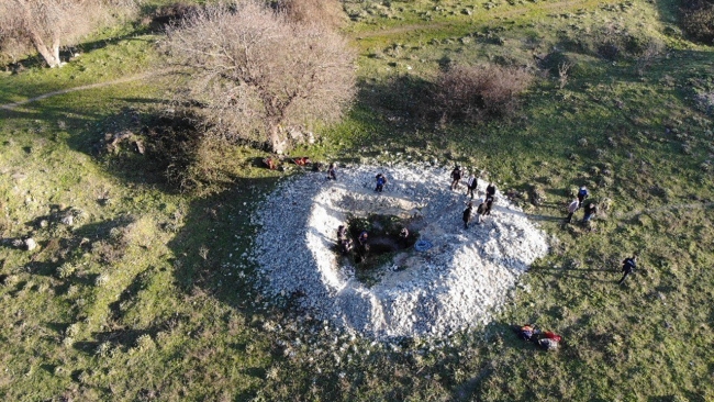 TEM'in yanı başında defineciler 10 metre derine inmiş